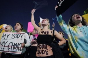 ΗΠΑ: Απειλείται το ιστορικό δικαίωμα των γυναικών στην άμβλωση 