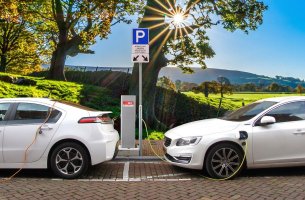 Οι καταναλωτές ενδιαφέρονται περισσότερο για τις επιδόσεις των ηλεκτρικών αυτοκινήτων, παρά για τα περιβαλλοντικά οφέλη τους