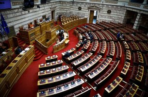 Βουλή: Υπερψηφίστηκαν ο νέος κλιματικός νόμος και η οικονομική ενίσχυση στο ρεύμα έως 600 ευρώ