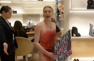 Vegan ακτιβίστρια διαμαρτυρήθηκε ξανά ημίγυμνη και... «ματωμένη» σε κατάστημα της Louis Vuitton