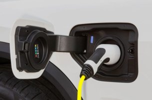 Έρευνα: Το 10% των αυτοκινήτων που πωλήθηκαν το 2022 ήταν ηλεκτρικά 