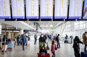 Ολλανδία: Αεροπορικές εταιρίες προσφεύγουν στη δικαιοσύνη κατά της μείωσης των πτήσεων στο αεροδρόμιο Σίπχολ