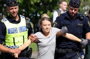 Συνελήφθη η Γκρέτα Τούνμπεργκ σε μια διαδήλωση με αφορμή το συνέδριο πετρελαϊκών εταιρειών στο Λονδίνο	