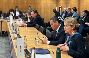 Σδούκου στη Διάσκεψη του ΔΟΕ στο Παρίσι: Τι είπε για ενεργειακή κρίση, ΑΠΕ, επενδύσεις σε υποδομές