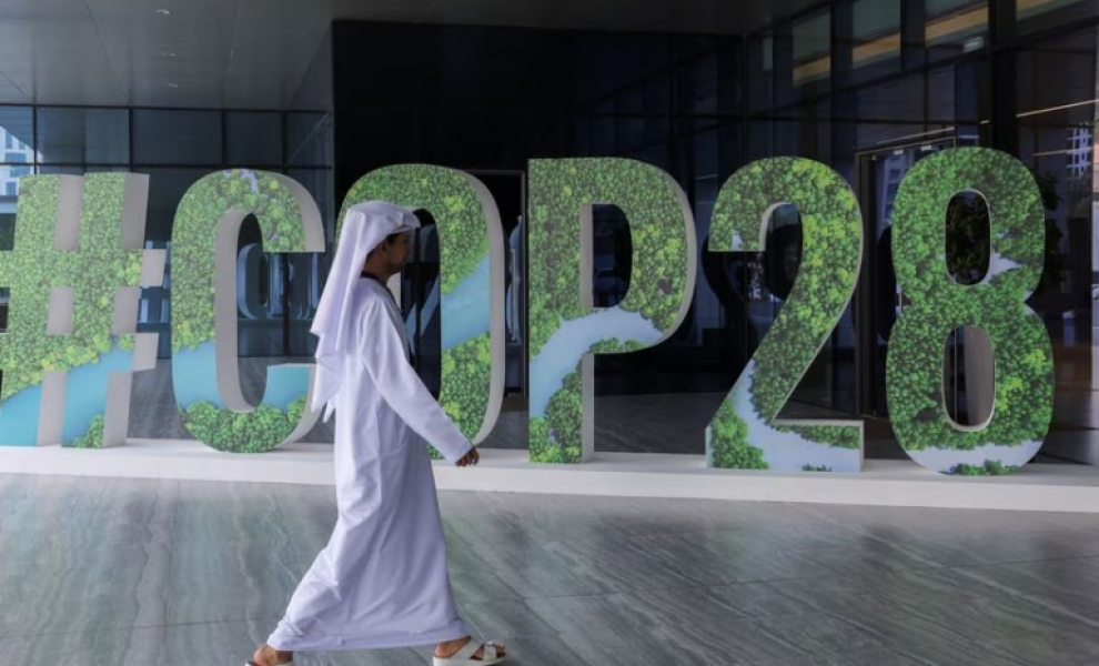 Guardian: 1 στους 4 κροίσους στην COP28 έβγαλε χρήματα μολύνοντας το περιβάλλον