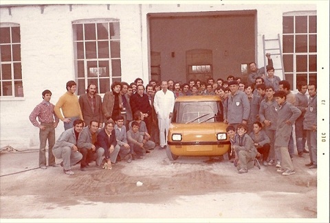 Εργάτες του Νεωρίου θαυμάζουν τον Δεκέμβριο του 1973