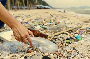 Elbisco: Συμβάλλει στον καθαρισμό παραλιών