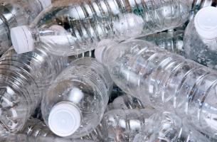 Περιβαλλοντικό τέλος 8 λεπτών στα πλαστικά μπουκάλια