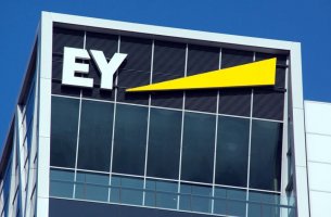 EY: Σημαντική πρόκληση για τις επιχειρήσεις οι αναποτελεσματικές διαδικασίες σύναψης συμβάσεων