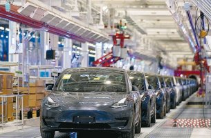 Έφτασε το 1 τρισ. δολάρια η αξία της Tesla μετά την παραγγελία Hertz