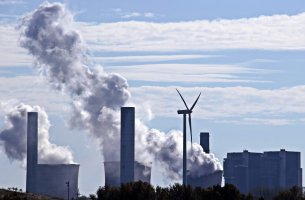 «Παράθυρο» Μπάιντεν για επιβολή φόρου στον άνθρακα