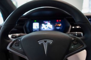 Hertz: Αποκτά 100.000 ηλεκτρικά οχήματα της Tesla