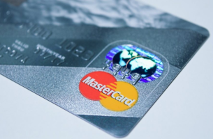 Mastercard: Χρηματοδοτεί έρευνα για τη φυλετική προκατάληψη σε πιστώσεις με Al