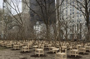 100 ξύλινα θρανία σε πάρκο της Νέας Υόρκης για τις ανισότητες στην εκπαίδευση