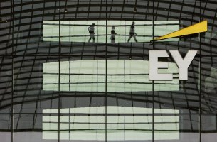 EY: Περισσότερες από τις μισές εταιρείες εξακολουθούν να συγκεντρώνουν δεδομένα ESG σε υπολογιστικά φύλλα