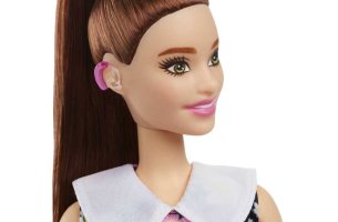 Η Barbie παρουσιάζει την πρώτη κούκλα με ακουστικά βαρηκοΐας και την κούκλα Ken με λεύκη