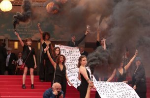 Φεστιβάλ Καννών: Ακτιβίστριες ύψωσαν πανό με τα ονόματα των γυναικών που δολοφονήθηκαν στη Γαλλία τον τελευταίο χρόνο