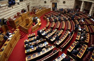 Κατατέθηκε στη Βουλή ο κλιματικός νόμος - Τα μέτρα για επιχειρήσεις, κτίρια, οχήματα, ενέργεια	