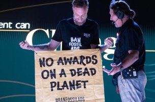 Greenpeace: Ακτιβιστής επεμβαίνει σε τελετή απαιτώντας απαγόρευση των διαφημίσεων ορυκτών καυσίμων