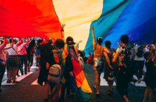 Deloitte: Οι προσπάθειες ένταξης των LGBT+ έχουν θετικό αντίκτυπο στο χώρο εργασίας