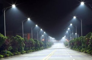 Οι δήμοι σβήνουν τα φώτα