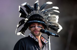 Οι Jamiroquai γιορτάζουν τα 30 χρόνια του πρώτου άλμπουμ τους «Emergency On Planet Earth»