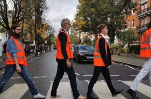 Οι ακτιβιστές της Just Stop Oil μπλόκαραν τη θρυλική Abbey Road και πόζαραν ως Beatles 