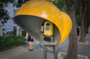 Ένα δημόσιο καρτοτηλέφωνο αναδεικνύει την περιβαλλοντική καταστροφή μιας κινεζικής πόλης