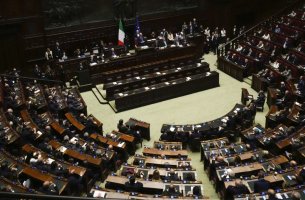 Η Ιταλική Βουλή επιτρέπει στις γυναίκες βουλευτές να θηλάζουν μέσα στην αίθουσα