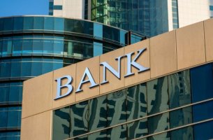 Οι τράπεζες υπολείπονται επικίνδυνα των δεσμεύσεων για το «καθαρό μηδέν»