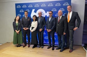 Θεόνη: Το πρώτο νερό με γραφή braille τώρα και σε βιοδιασπώμενο μπουκάλι 