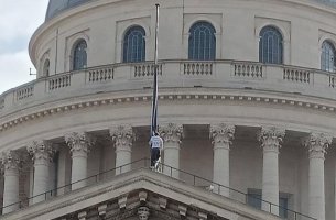 Ακτιβιστές του κλίματος κατέβασαν σημαία από το Πάνθεον