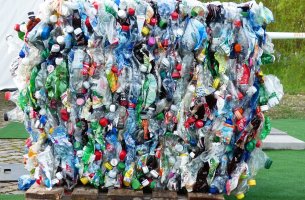 Η Danone αντιμετωπίζει νομική δίωξη για χρήση πλαστικών
