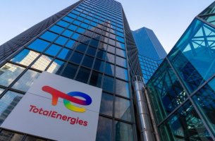 TotalEnergies: Το 1/3 των επενδύσεων πάει σε ΑΠΕ και καθαρά καύσιμα