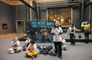 Διαμαρτυρία της «Extinction Rebellion» δίπλα στη «Νυχτερινή περίπολο» του Ρέμπραντ