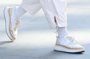 Η Kέιτι Χολμς με τα αγαπημένα της eco-friendly αθλητικά παπούτσια