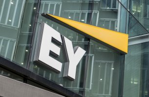 EY: Μόνο το 5% των εταιρειών του FTSE 100 έχουν "αξιόπιστα" σχέδια για τη μετάβαση στο κλίμα