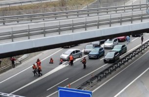 Ελβετία: Ακτιβιστές κατά της κλιματικής αλλαγής κόλλησαν στο οδόστρωμα στην είσοδο σήραγγας των Άλπεων