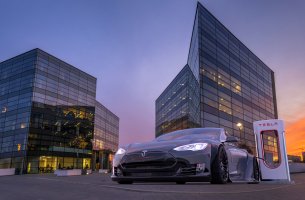 Μετά τα υποτιμητικά σχόλια του Musk για το ESG η Tesla επέστρεψε στον δείκτη S&P 500 ESG