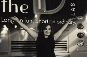 Ντίνα Ρωμιός: Η Ελληνίδα   επιχειρηματίας που βάφει στα γαλανόλευκα τις μουσικές βραδιές του Λος Άντζελες