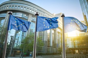 ΕΕΣ: Η βιομηχανία μπαταριών της ΕΕ υστερεί στον παγκόσμιο ανταγωνισμό – Τι πρέπει να γίνει