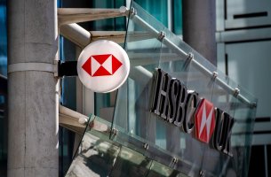 Η HSBC από τις λίγες τράπεζες που «προκαλεί» τις Big Oil