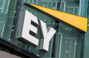 EY: Η κλονισμένη εμπιστοσύνη των καταναλωτών μπορεί να επιβραδύνει την ενεργειακή μετάβαση παγκοσμίως