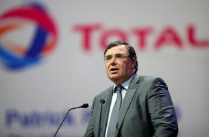 CEO TotalEnergies: Στην COP28 η βιομηχανία πετρελαίου θα πρέπει να θέσει στόχους μείωσης των εκπομπών