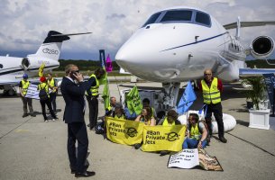 Οι ακτιβιστές του κλίματος στοχεύουν τζετ, γιοτ και γκολφ σε μια σειρά από παγκόσμιες διαμαρτυρίες κατά της πολυτέλειας