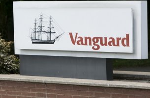 Η Vanguard στα χνάρια της BlackRock μειώνει τη στήριξη σε προτάσεις ESG