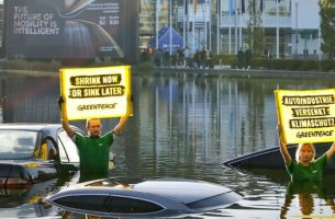 Πλημμυρισμένα αυτοκίνητα στην έκθεση του Μονάχου για την κλιματική αλλαγή