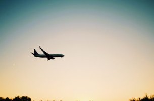 «Πράσινα» έως το 2050 το 70% των καυσίμων αεροσκαφών σε αεροδρόμια της ΕΕ