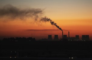 Bloomberg: Δύσκολος ο στόχος για μηδενισμό των εκπομπών ρύπων