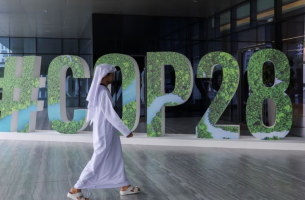 Guardian: 1 στους 4 κροίσους στην COP28 έβγαλε χρήματα μολύνοντας το περιβάλλον